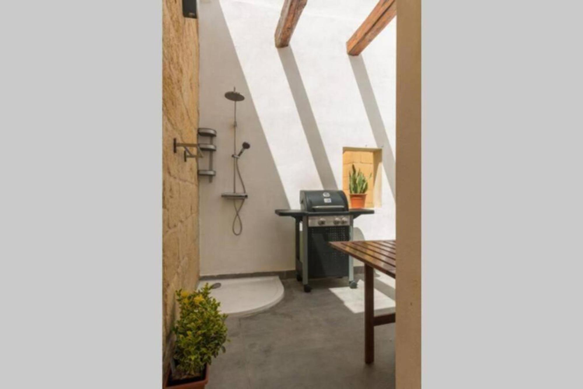 Authentic Gf Apartment With Terrace At The 3 Cities Marina Cospicua Bagian luar foto