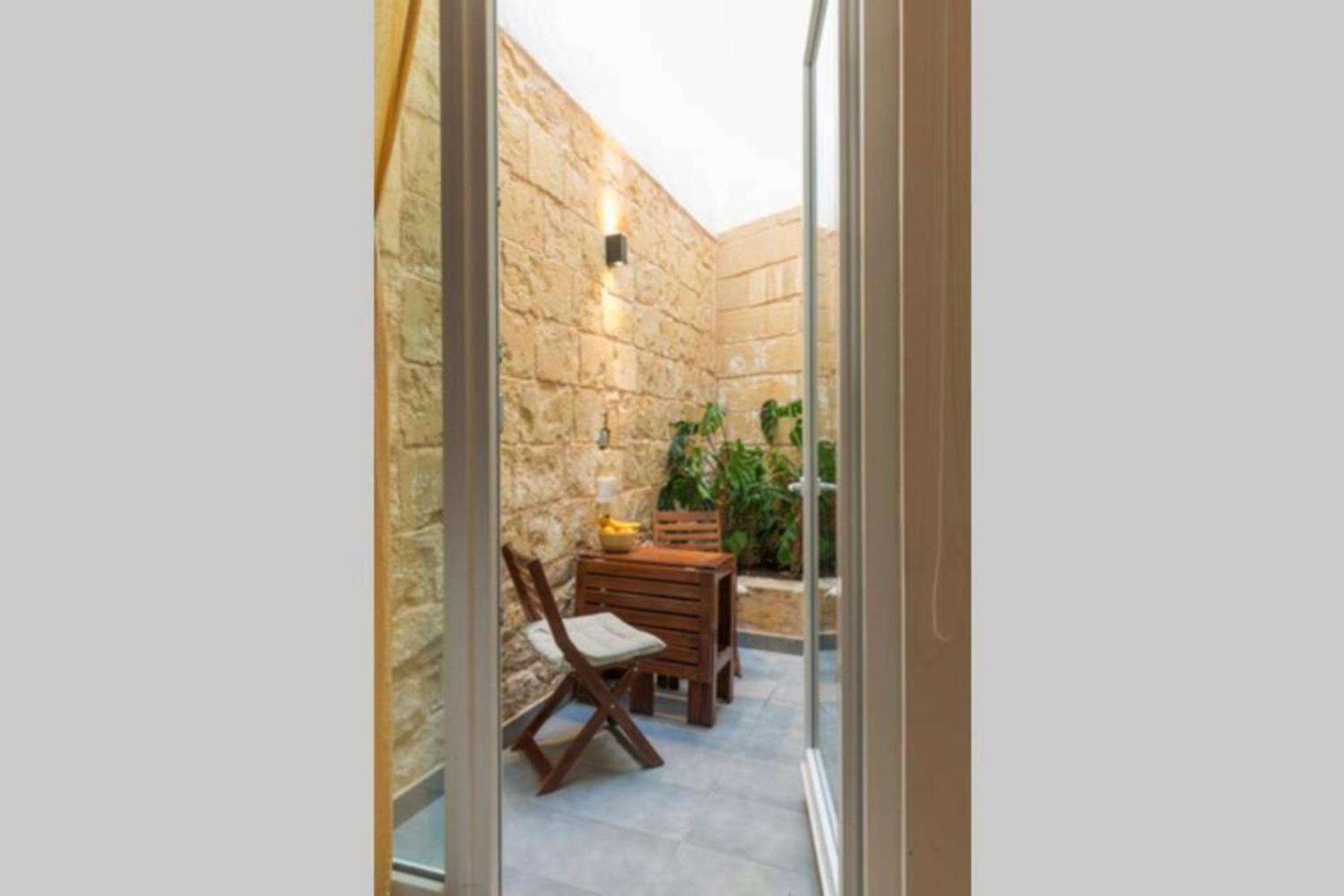 Authentic Gf Apartment With Terrace At The 3 Cities Marina Cospicua Bagian luar foto